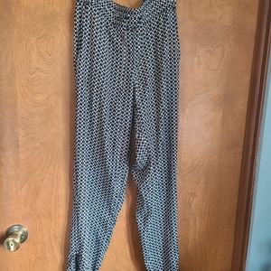 🦩 3/$30 Bisou Bisou Black and White Geometric Pattern Pants in size Small